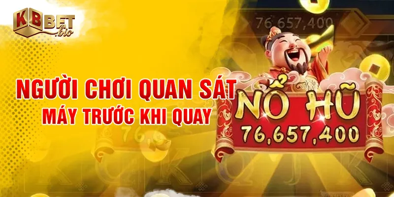 Người chơi quan sát máy trước khi quay