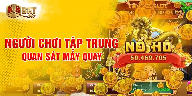 Người chơi tập trung quan sát máy quay